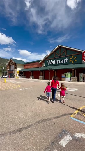 Stuffed Puffs Filled Marshmallows are the key to gooey, chocolatey perfection in every bite. Happy toasting! 🍫❤️ #StuffedPuffs #PerfectSmores #SummerTreats #SmorePerfection #SweetAdventures