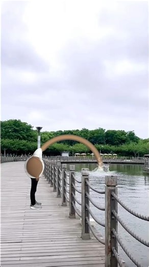 The human body transports water, greening the desert is funny special effects desert greening