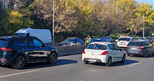 Poliţist pe motocicletă, accidentat în timpul serviciului. A fost proiectat în altă maşină după un impact