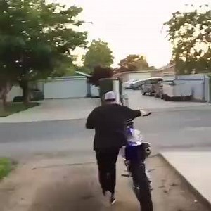 Always ride with gloves 󾍃 | Moto Magazine