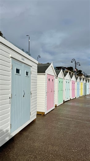 Exploring Lyme Regis for a day ✨🌊 The perfect remote town for a seaside getaway! Full of independent shops, fossil hunting spots, vintage bookshops and cosy cafés. Famous for its connection to inspiring women throughout history! Jane Austen famously visited The Cobb in Lyme Regis and featured it in her nov Persuasion. And, famed fossil hunter Mary Anning, portrayed by Kate Winslet, lived and worked right here! 🐚 For an easy getaway, there are hourly bus routes into Lyme Regis from Bridport, Do