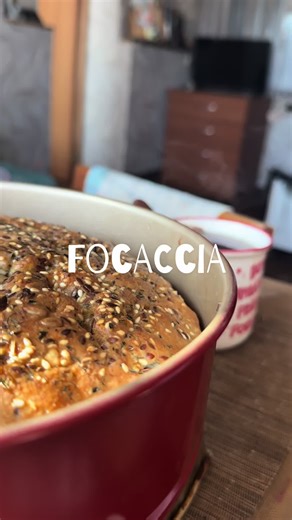 Kartais duona išgelbėja dieną!🍞🇮🇹❤️ Puikus ir lengvas receptas gėrio, kuris užpildys savo aromatu jūsų namus ir staiga pasijus jaukumass… be galo skanu ir šilta širadžiai😋#lietuva #cooking #focaccia #italia #homemadebread