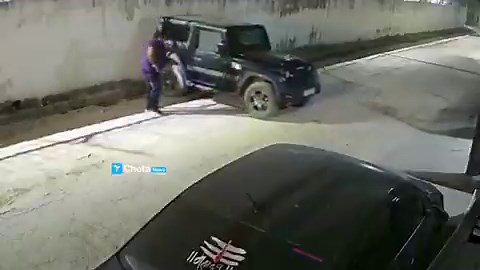 (Sensitive Content)థార్ వాహనం కిందపడి వృద్ధురాలు మృతిఉత్తరప్రదేశ్‌లోని మసైనీలో గుండెలవిసే విషాదం జరిగింది. ఇంట్లోకి థార్ వాహనాన్ని పార్క్ చేస్తున్న క్రమంలో ఒక్కసారిగా రివర్స్ గేర్ పడటంతో వెనుక గేటు వేస్తున్న వృద్ధురాలు వాహనానికి, గోడకు మధ్య నలిగిపోయింది. ఆమె ప్రాణభయంతో ఎంత అరిచినా ప్రయోజనం లేకపోయింది. మనవడు అజాగ్రత్తగా వాహనాన్ని వెనక్కి తీయడంతో ఈ ప్రమాదం జరిగినట్లు తెలుస్తోంది. కద్రి గేట్ పోలీస్ స్టేషన్ పరిధిలో జరిగిన ఈ భయంకర దృశ్యాలు సీసీటీవీలో రికార్డయ్యాయి.