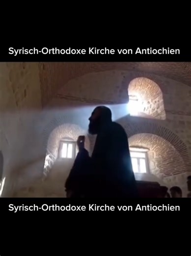 ✝️ Metanie/Metánoia/Taybutho Das Wort Metanie kommt aus dem Altgriechischen μετάνοια (metánoia) und bedeutet „Umkehr, Reue, Buße“. Im Syrisch-Aramäischen wird diese Umkehr ܬܝܒܘܬܐ (Taybutho) genannt. In der syrisch-orthodoxen Gebetstradition wird diese innere Umkehr auch körperlich im Gebet ausgedrückt. ⬇️ Große Metanie Der Beter macht das Kreuzzeichen ✝️, kniet nieder und berührt mit der Stirn den Boden oder wirft sich ganz vor Gott nieder. 🙏 Kleine Metanie Der Beter verneigt sich tief, macht d