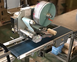 面倒なシール貼り作業を標準機で安価に省力化！ラベリングマシン導入の事例 - 食品工場物流ナビ