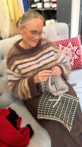 Nå koser jeg meg og strikker på de fine Nusfjord-halsene som mange av dere også gjør 🧶🧡 En kjappstrikket og veldig grei strikking - perfekt julegave. Syntes også den satt så godt på med snøringen som gjorde den lun og varm. Jeg strikker i Merino 22. Oppskrift får du kjøpt hos @knit_by_ruth 🧶 Nyhet! Nå finner du Nusfjord halsen som garnpakke i nettbutikken til -30% : https://www.greteshandarbeid.no/products/nusfjord-hals 🤩 #nusfjordhals #nusfjordhalsmini #nuafjord #strikkahals #knitbyruth #ju