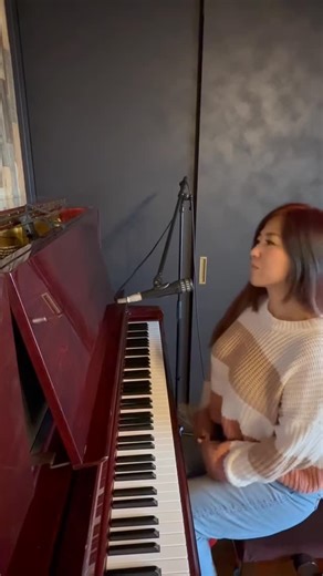 minmi_staff_official on Instagram: "🎹🎤 MINMI ピアノで歌って シリーズ第3弾！ リクエストが多かった 「真夏のオリオン」を 一発撮りでお届けします。 失敗しても、撮り直しなし。 そのままの緊張感、そのままの歌を🤲🏼 — 🍇 MINMI 初の日本武道館ワンマン 一次先行〈先着順〉チケット発売中🎫 MINMI LIVE at 日本武道館 〜 it’s not too late 〜 📅 2026年10月8日（木） デビュー24周年。 音楽を、みんなで楽しんでほしい。 そんなMINMIの想いから—— ▪️ 家族で参加しやすい 「ファミリー席」 ▪️ ひとり親家庭を応援する “33円シャナナ親子席” など、多様な来場者に寄り添った チケットラインナップをご用意しました。 — 【一次先行〈先着〉受付】 🕕 2026年2月4日（水）18:00 〜 3月4日（水）23:59 🎟 チケット購入はプロフィールリンクから https://eplus.jp/minmi/ #MINMI #日本武道館"