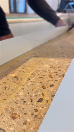 Lysia | Formation PVC armé piscine on Instagram: "Même avec la colle, on commence à plat. On plaque d’abord, on chasse les poches, puis seulement après on travaille le dessus. Et on verrouille : la colle reste plus fragile qu’un colaminé. 👉 Ces réflexes évitent de tout recommencer, surtout quand on est seul. 📘 Manuel de pose PVC armé Lysia 💬 Intéressé ? Écris-nous directement en message privé. #Lysiaformation #PVCarmé #PosePiscine #SavoirFaire"