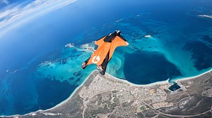 66 reactions | This video shows what learning to fly a wingsuit looks like 驪 Your first wingsuit jumps happen under the guidance of a qualified wingsuit coach, who will give you all the training you need on the ground to be able to take to the skies in a wingsuit. They’ll accompany you throughout the course to make sure you carry out the pre-rehearsed drills successfully ✅  Scotty Paterson | Australian Parachute Federation | Facebook