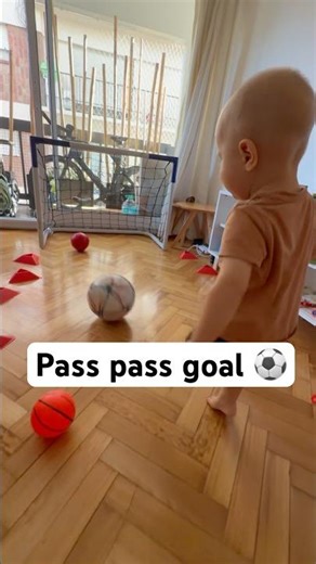 1 years old kids play soccer with dad ⚽️ #usa #soccer #cute #sport #goal