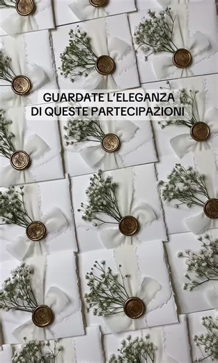 Eleganza senza tempo per il tuo matrimonio. ✨ Questa partecipazione in carta Amalfi, chiusa con ceralacca, unisce raffinatezza e stile. Il nastro in seta e un delicato tocco di gypsophila rendono ogni invito davvero speciale. 🌿✨ In aggiunta una card aggiuntiva in carta Amalfi perfetta per comunicare agli invitati di partecipare alla’ album digitale. 📜💌 #PartecipazioniEleganti #CartaAmalfi #partecipazionicartamalfi #partecipazioni2026 #Partecipazioni