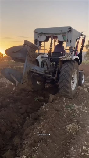 Nikhil Patil on Instagram: "Trnding 😮‍💨❤️‍🔥 #trendingsongs #viralvideos #trending #marathi #shetakaribrand🚜👑💞💓🌾 #tractorlife #kolhapur #jcb #tractor"