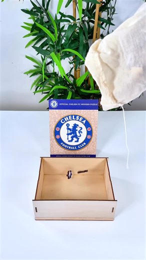 Fans, adrenaline and pieces to assemble: if you love the Premier League, now you can literally build it 🧩😍 Discover everything on www.iconic-puzzles.com #SportsPuzzles #FootballFever #IconicPuzzles #PremierLeague | Iconic Puzzles