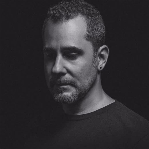 The 174th episode of the Jeton Records Radio Show welcomes Agent Orange DJ from New York City. A veteran of the global techno scene, Agent Orange DJ has been active since the legendary rave days of 1990s NYC. With a career spanning three decades, he has remained true to his motto: “Stay Young. Love Techno.” — consistently delivering sets rooted in raw energy, hypnotic grooves, and jacking rhythms. As both a producer and DJ, his influence is felt worldwide. His discography includes releases on re