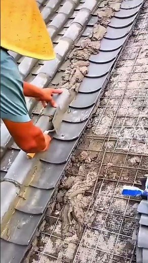 Memasang genteng tanah liat tradisional menggunakan semen dan cetok di atas tulangan kawat