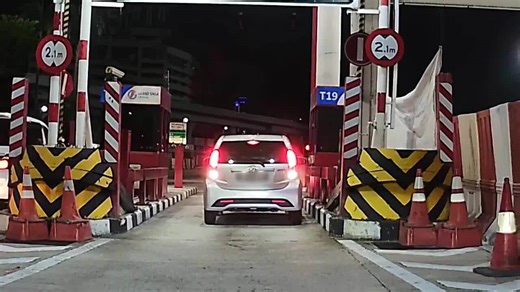 Driver Crashes Through Boom Gate as Toll System Fails to Read Tag