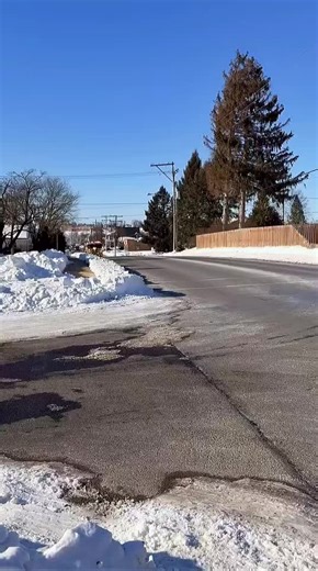 Engine 22-2 responding to a fire alarm #eaglefirecompany #firetruck #viralvideo #pintheq #fire