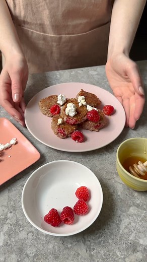 Wie wäre es, die Morgenroutine mit einer neuen Köstlichkeit aufzumischen? Diese Quinoa-Frühstückskekse bieten einen aromatischen Start in den Tag. Süßeste Driscoll's Himbeeren, ein Hauch Honig und cremiger Ziegenkäse wecken auch die letzten morgenmüden Geschmacksknospen. Zutaten: 🌾 100 g gekochte Quinoa 🧀 80 g Ziegenkäse 🫐 100 g Driscoll’s Himbeeren 🥚 1 Ei 🍚 40 g Haferflocken 🍋 Limonenschale (von einer halben Limone) 🧂 Eine Prise Salz 🌱 1 EL Pflanzenöl 🍯 Dazu: Honig oder Ahornsirup zum 