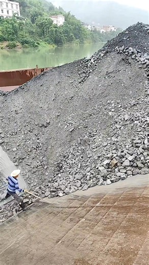 The process of a self-unloading ship unloading phosphate rock #sandstone #self-unloading ship #canal #unloading #crew #loading and unloading ship #ore #sandstone #phosphate rock | 丁掌柜