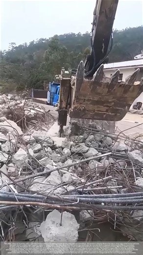 On-site demolition methods using excavator buckets equipped with hydraulic breakers