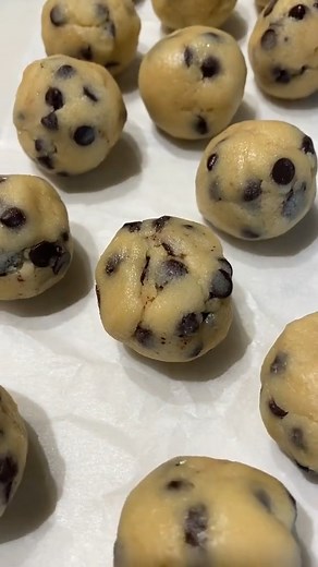 These cookie dough bites are pure perfection! They are quick and easy to make, completely safe to eat, and so creamy. This 10 minute recipe is great for birthdays, movie nights, holidays, Christmas and more. Recipe here https://organicallyaddison.com/cookie-dough-bites/ | Organically Addison