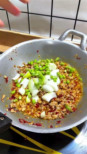 กระเพราหมูสับเผ็ดๆ ปกติผัดจะมีแค่หมูกับกระเพรา #lifestyle #deliciousfood #foodlife #cooking #funny