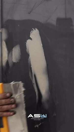 🔧 Réparation carrosserie en cours Application du mastic et ponçage pour remettre la surface bien nette 👌 Il reste encore à appliquer un mastic de finition et le tour est joué 😃 #asuhorsetrucksolutions #mastic #reparationcarosserie | ASU Horsetrucks solutions
