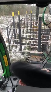 225K views · 1.5K reactions | Åk med Martin Gunnarsson ‍♂️ i skotaren John Deere 1910G #skotare #skogsmaskiner #skogsmaskiner_i_sverige #forwarder #johndeerepower #johndeere #johndeereforestry #bigwheelskeeponturning #maskineröverallt | Maskinkanalen | Facebook