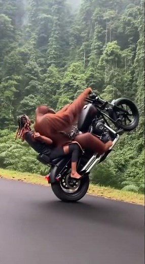 Orangutan's EPIC WHEELIE! 🤯🐒 | Biker Ape Stunt Rider #BikerApe #MotorcycleStunts #Orangutan