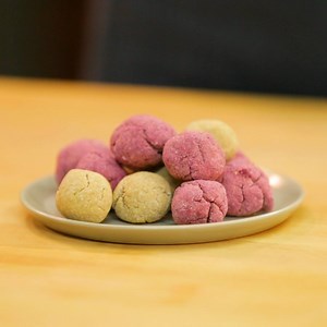 All dogs love two things: TREATS and BALLS. So today on Pet Parent Life Hacks, we're cooking up two super tasty varieties of ball-shaped treats: raspberry beet and banana coconut 🐶👅 | The Pack by The Dodo