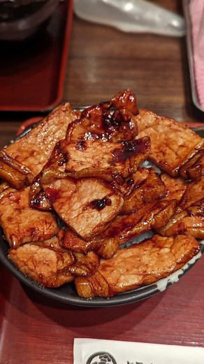 新千歳空港内にある帯広名物豚丼専門店 『ドライブインいとう』 ※※※※※※※※※※※※※※※ 住所↓↓↓ 千歳市美々 新千歳空港国内線ターミナルビル 3F 営業時間 月・火・水・木・金 11:00 - 19:00(L.O. 18:30) 土・日・祝日 11:00 - 20:00(L.O. 19:30) ※※※※※※※※※※※※※※※※ 【ヒレ豚丼】 生姜とニンニクが効いた甘辛タレが よく絡んだおいしい豚丼✨ フライパンに少量のタレを入れて、 豚肉に絡ませながら焼く『からめ焼き』で 焼いた豚肉は余分な油がなくヘルシー！ 新千歳空港で本場帯広の豚丼が食べられる おすすめのお店✨ #新千歳空港グルメ #豚丼 #帯広グルメ #グルメ動画 #グルメ