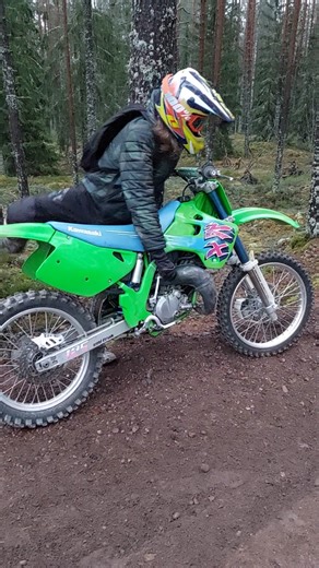 Kawasaki KX125 2-Stroke Winter Start Up Soundcheck & Acceleration