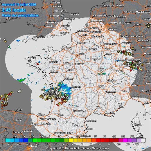 Orages entre sud-ouest et centre-ouest depuis cette nuit, qui se décalent actuellement en direction du Massif Central. Ils sont parfois actifs avec une forte activité électrique et de bonnes averses.Prudence cet après-midi et ce soir entre Bretagne, sud Normandie, Pays de la Loire, région Centre, Auvergne, Bourgogne, Franche Comté et Rhône-Alpes avec de possibles #orages localement violents avec rafales de vent autour de 100 km/h, chutes de grêle jusqu'à 4 à 5 cm de diamètre, de fortes pluies et