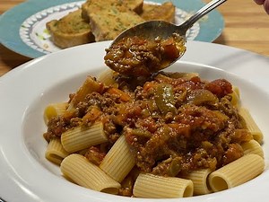 SAUCE À SPAGHETTI ÉPICÉE À LA CHAIRE DE SAUCISSE ITALIENNE À LA MIJOTEUSE CROCK POT