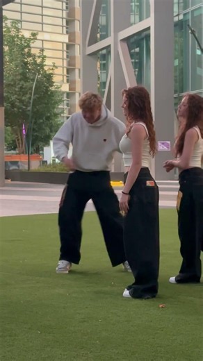 I did a really good job, right? 😂 #twins #funny #bts #fun #friends #berlin #dance #trend