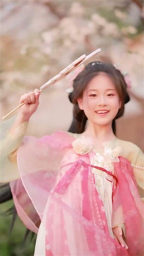 待到山花烂漫时，她在丛中笑汉服春日赏花变装国风古韵