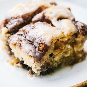CINNABON CINNAMON ROLL CAKE is one of the best cakes you will make!! AND you probably have all of the ingredients on hand!! PRINTABLE RECIPE HERE: https://therecipecritic.com/cinnabon-cinnamon-roll-cake/ | Tried and True Recipes