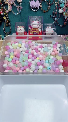 Mein livestream startet bald um 16Uhr in deutscher Zeit. Schau mal was ich neu bringe!#handykette #diy #perlen