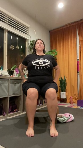 You are worthy of less pain in the body you have right now. Find this gentle backbend to help with back pain. This move is magical for sciatica, and you dont have to get down onto the ground. Take it up a notch by grabbing a towel, and give yourself extra support. Wanna practice with me?? >>>>>>>@tiffanycroww @tiffanycroww