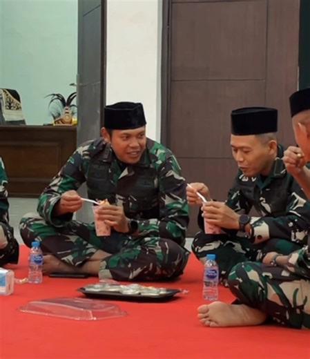 Buka puasa bersama sekaligus syukuran penempatan gedung Mako baru Yonif TP 806/Satya Inyomusi. Semoga fasilitas baru ini menjadi awal semangat baru dalam pengabdian kepada bangsa dan negara. 🇮🇩🌙 #YonifTP806 #SatyaInyomusi #TNIAD #RamadhanBerkah