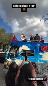El bus donde viajaba #SantaFeKlan choca en reversa contra auto y vivienda.Todo quedó sólo en un susto para el rapero guanajuatense y 40 personas que lo acompañaría a realizar un recorrido por la ciudad de Guanajuato; por la noche daría un concierto gratuito en honor a San Judas Tadeo #mexico #lajefa #VideoCortesia | La Jefa 99.3