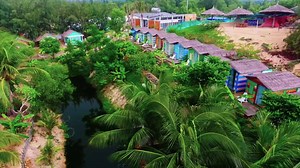 Coco với biển xanh, cát trắng, nắng vàng và những ngôi nhà rực rỡ. | Beach Vietnam