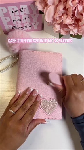 𝓙𝓸𝓬𝓮𝓵𝔂𝓷 🌸 | saving money on Instagram: "Let’s add $20 into my 3K savings challenge #cashstuffing #budgeting #budgetplanner #savingmoney #viralreels #reelsinstagram #pink #discover #budgetwithme #debtfreejourney #reelsdaily #reelsforyou #holiday #holidaysavings #christmas #christmasdecorations"