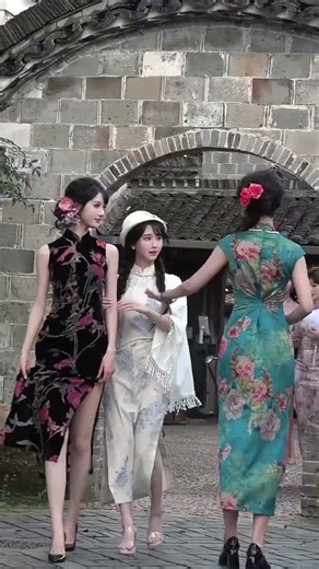 A perfect display of change of heart, Chinese ancient style cheongsam show中国旗袍秀，完美展示见异思迁的场景 #beauty