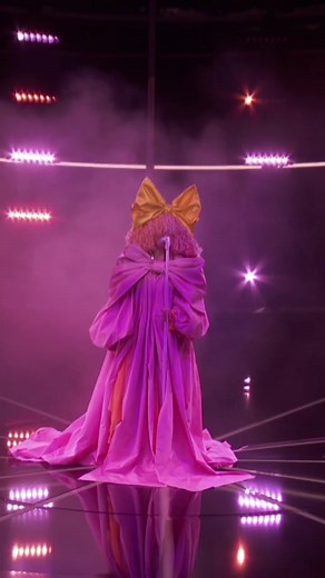Sia pretty in pink performing
