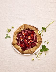 Tarte sablée fruits rouges et rhubarbe pour 4 personnes - Recettes - Elle à Table