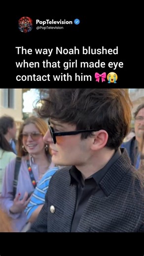 The way Noah blushed when that girl saw..😭|NoahSchnapp|Strangerthings5|#strangerthings #edit #shorts