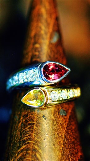 I am Spinel,a gem that carries the red of the night.Beside me lies Yellow Sapphire, a gem that...