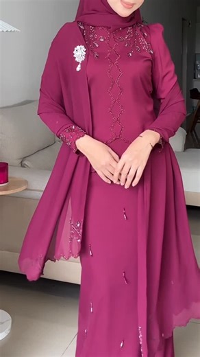 Mimaaa on Instagram: "Tema raya deep fuchsia🤍 . Colour ni memang wajib ada tauuu setiap kali raya! Soo cantikkk and cutting also nice! Love collection raya 2026 @qiszar"