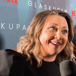 Från synopsis ➡️ premiär. Camilla Läckberg berättar om hur det var att se Glaskupan ta form. Missa inte premiären imorgon🍿 | Netflix